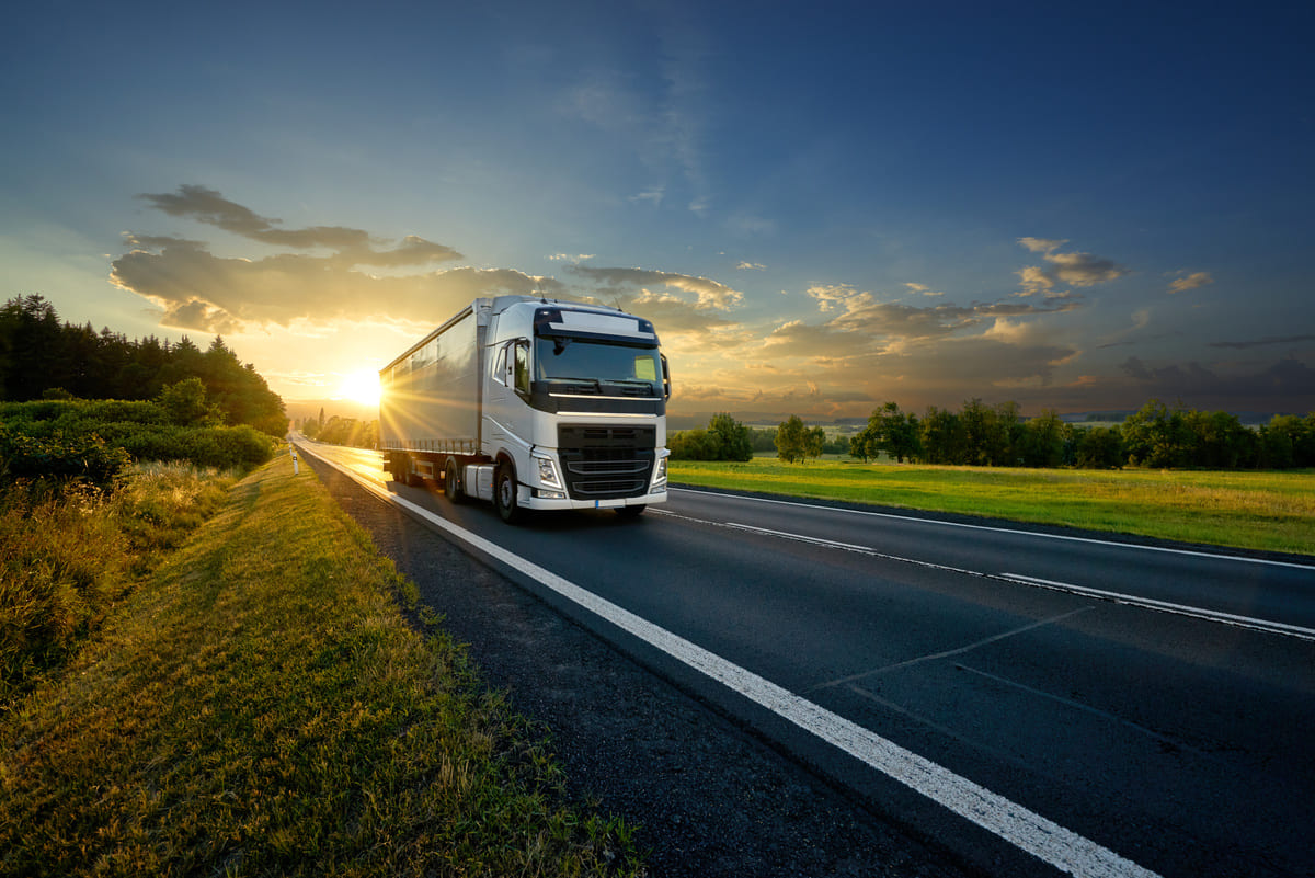 Porte-char transportant un engin de chantier lourd, illustrant le convoyage exceptionnel